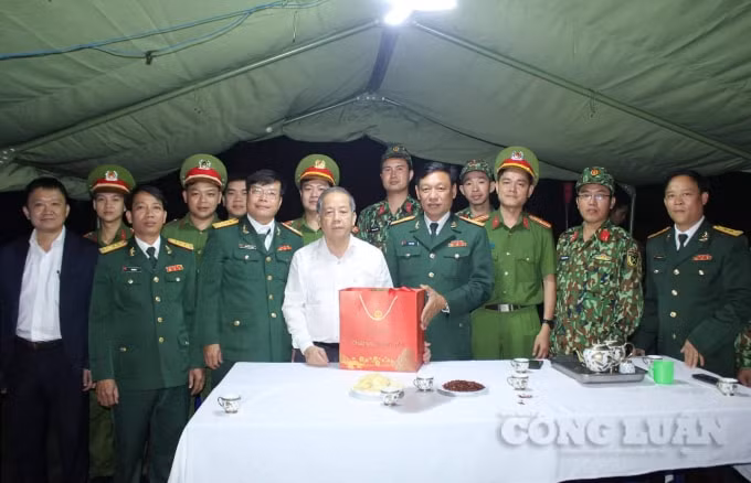 Ông Phan Ngọc Thọ, Phó Bí thư Tỉnh ủy, Chủ tịch UBND tỉnh, Trưởng đoàn ĐBQH tỉnh thăm, tặng quà tổ bắn pháo hoa.