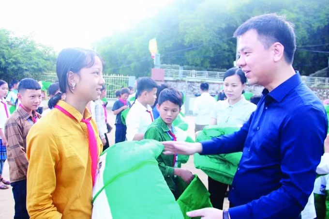 Nhà báo Triệu Ngọc Lâm - Tổng Biên tập Báo GD&TĐ trao tặng áo ấm cho học sinh miền núi tỉnh Thanh Hóa.