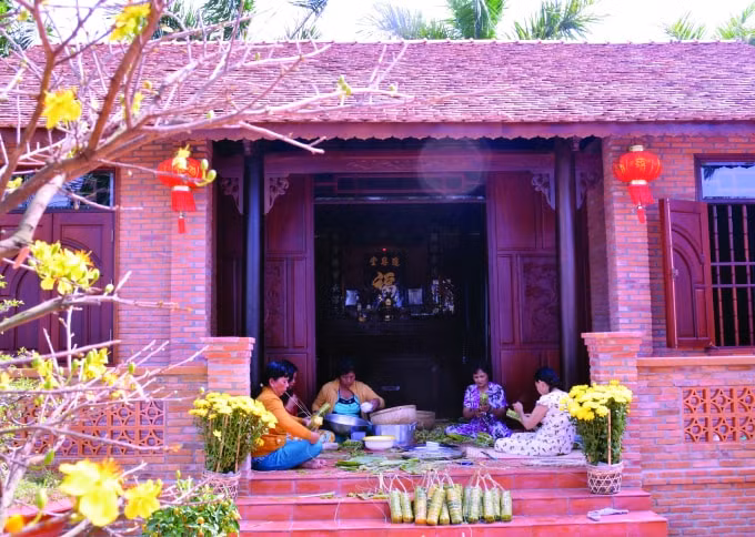 Gói bánh Tét đón Tết ở miền Nam.