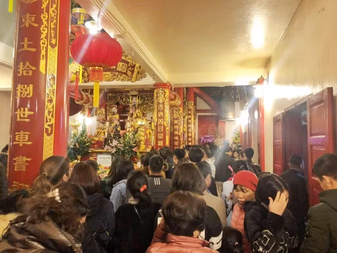 Bên trong phủ, cũng như mọi năm, cảnh tượng đông đúc, chen nhau vẫn lặp lại.