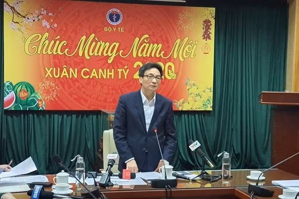 Cuộc họp khẩn của Bộ Y tế dưới sự chủ trì của Phó thủ tướng Vũ Đức Đam. Ảnh: TL