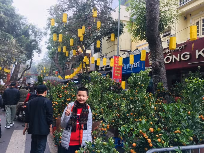 Mọi người chụp ảnh lưu giữ lại khoảnh khắc không gian chợ tết truyền thống. Ảnh: An Khang