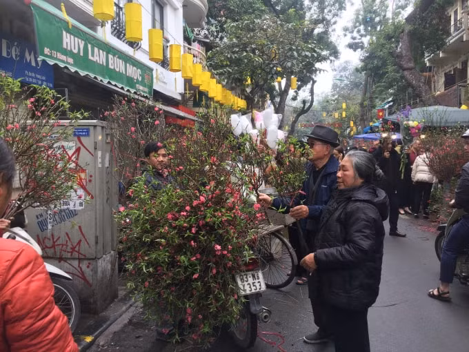 Đầu phố hàng lược ngày 29 Tết, không gian phố cổ càng trở nên tấp nập khi dòng người đi mua sắm ngày càng nhiều. Ảnh: An Khang