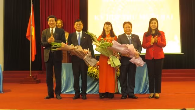 Ông Nguyễn Tiến Cường - Tân Chủ tịch UBND huyện Thanh Trì (thứ 2 từ phải sang trái) ảnh: Kinh tế Đô thị
