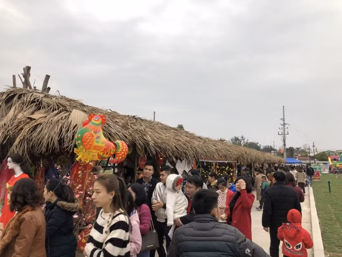 Các gian hàng thu hút đông đảo du khách. Ảnh: Thủy Tiên