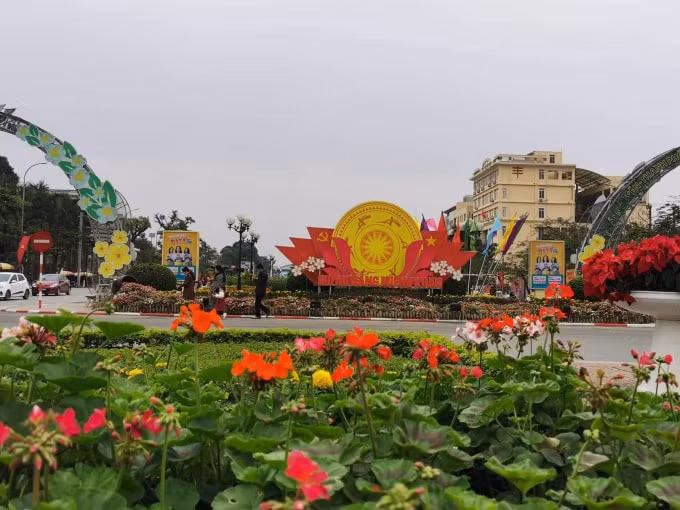 Nơi nơi tưng bừng mừng Đảng, mừng xuân.
