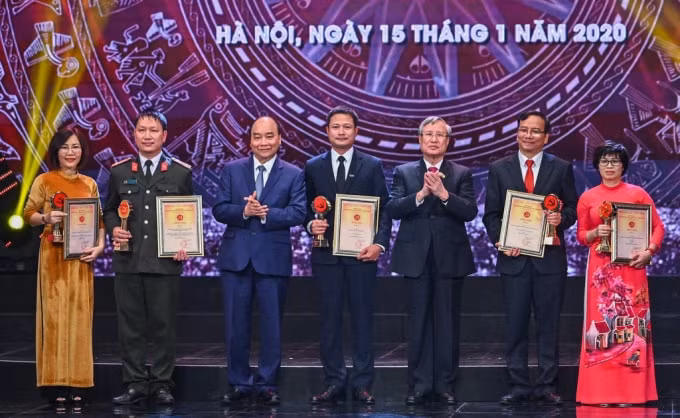 Nhà báo Phan Đăng Trường (thứ hai, từ trái sang) nhận giải A Búa liềm vàng 2019.