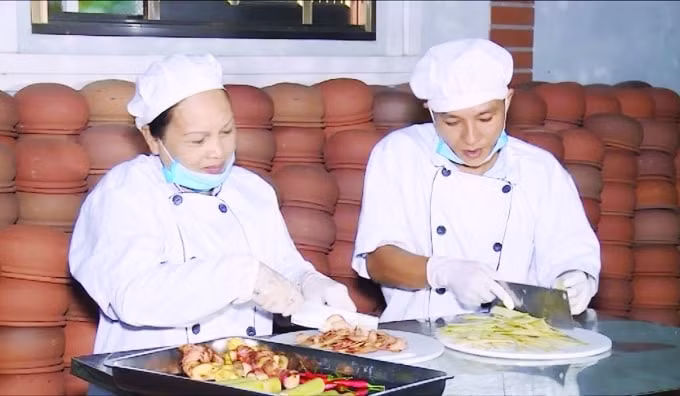 Công đoạn chuẩn bị các gia vị để làm món cá Mòi kho Đại Hà. (Ảnh: Văn Đương)
