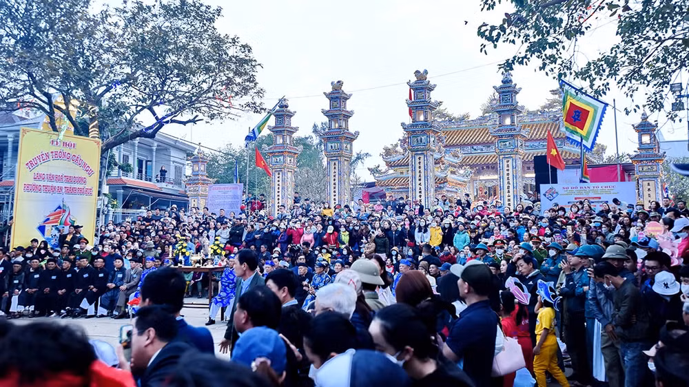 ngay xuan kham pha le hoi cau ngu dau nam lon nhat xu hue hinh 3