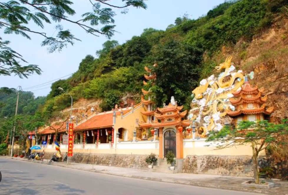 nhung ngoi chua linh thieng hut khach du xuan nhat dau nam 2025 hinh 2