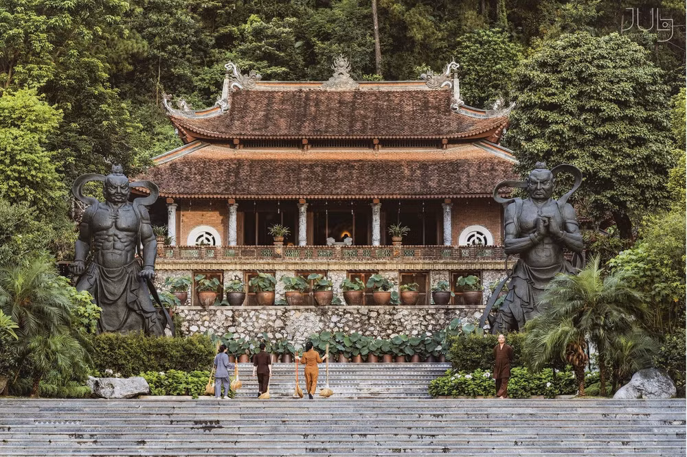 nhung ngoi chua linh thieng hut khach du xuan nhat dau nam 2025 hinh 1