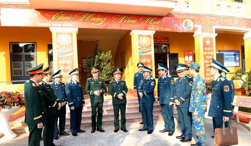 doan cong tac bo quoc phong kiem tra chuc tet tieu doan 62 hinh 2
