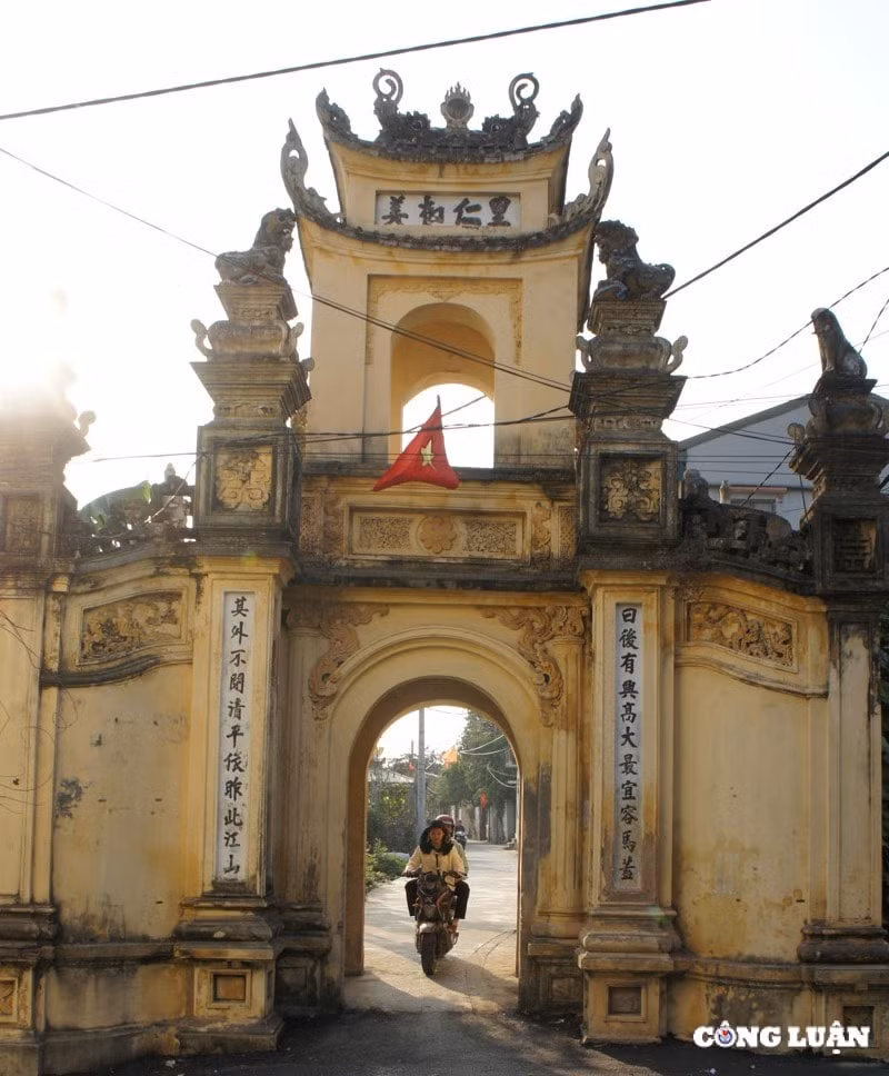 nguoi lang cuu tap lam du lich hinh 10
