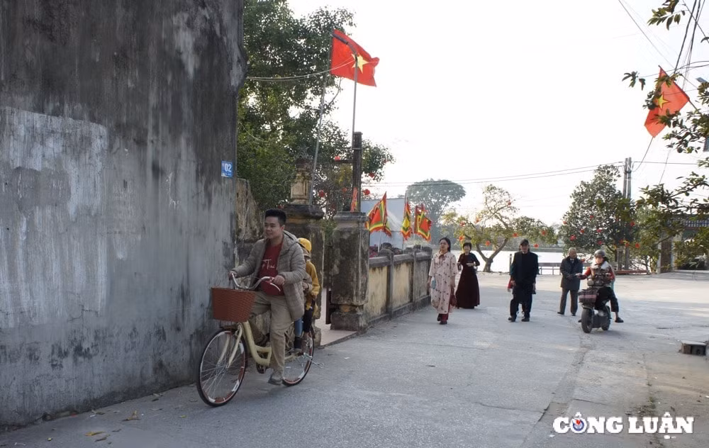 nguoi lang cuu tap lam du lich hinh 1