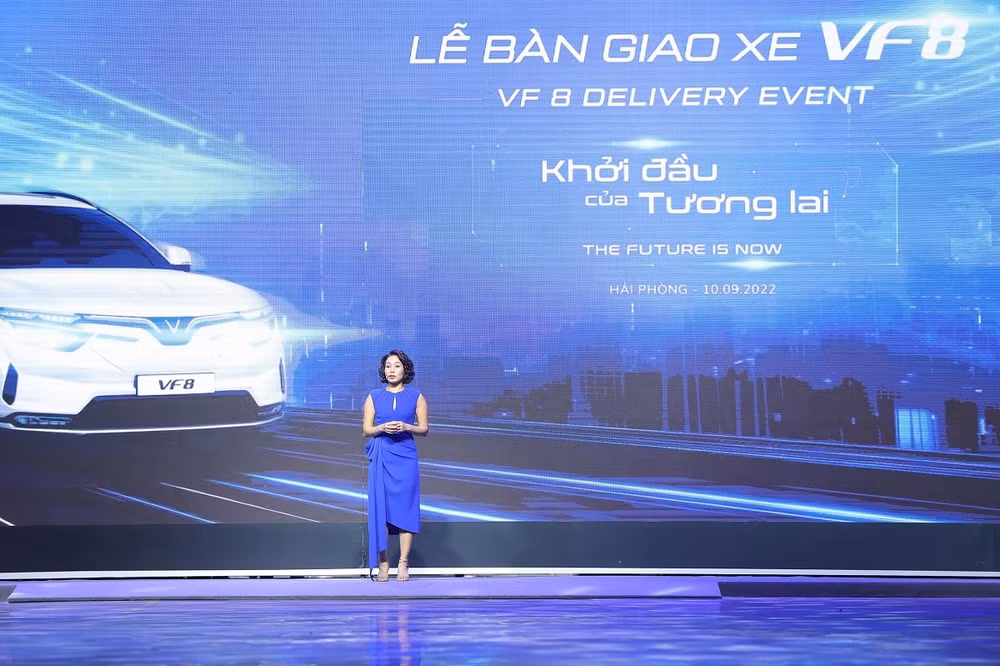 vinfast ban giao 100 o to dien vf 8 dau tien chuan bi xuat khau ra quoc te hinh 1