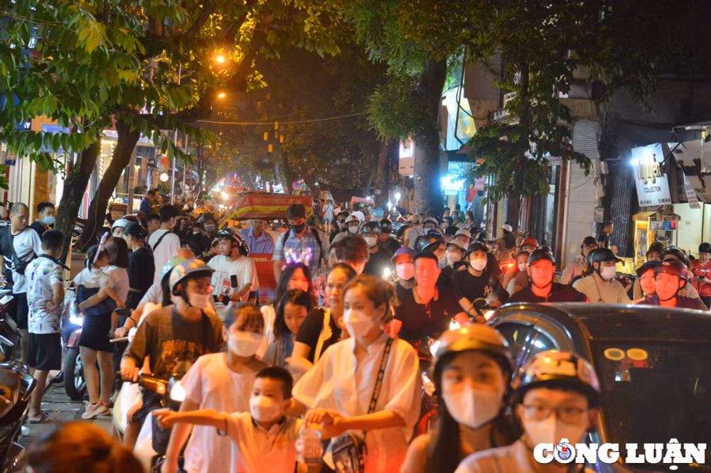 ha noi hang nghin nguoi dan do ve pho hang ma choi trung thu hinh 8