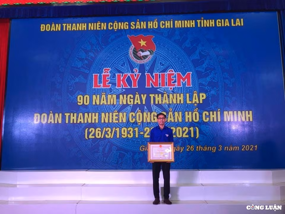 gia lai thay giao jrai an com don lay bang thac sy het long vi hoc sinh ngheo hinh 1