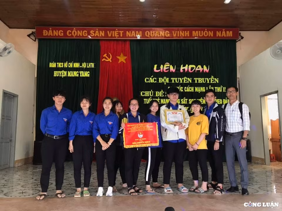 gia lai thay giao jrai an com don lay bang thac sy het long vi hoc sinh ngheo hinh 2