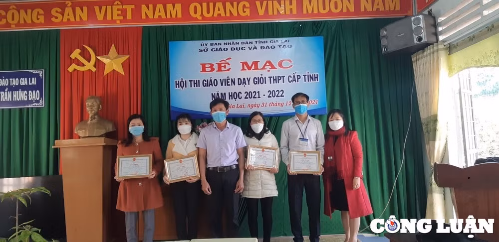 gia lai thay giao jrai an com don lay bang thac sy het long vi hoc sinh ngheo hinh 5