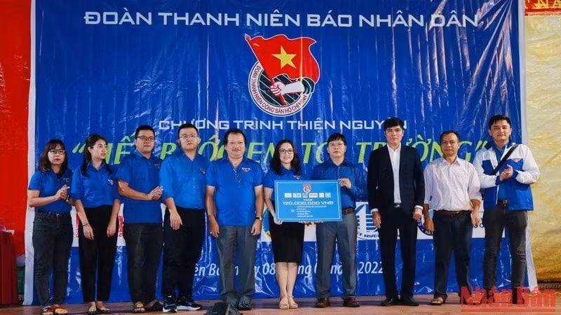 doan thanh nien bao nhan dan trao qua va to chuc tet trung thu cho tre em vung cao hinh 1