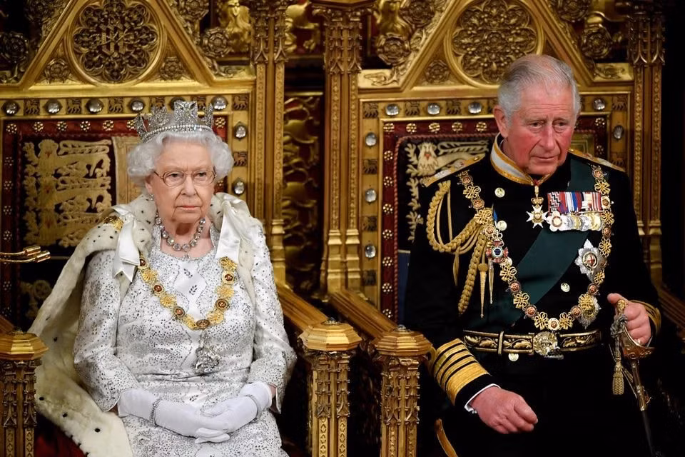 vua charles ton vinh nu hoang elizabeth ii trong bai phat bieu dau tien tren truyen hinh hinh 4