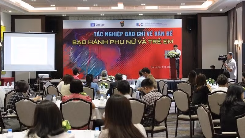 nang cao kien thuc tac nghiep ve van de bao hanh phu nu va tre em hinh 1