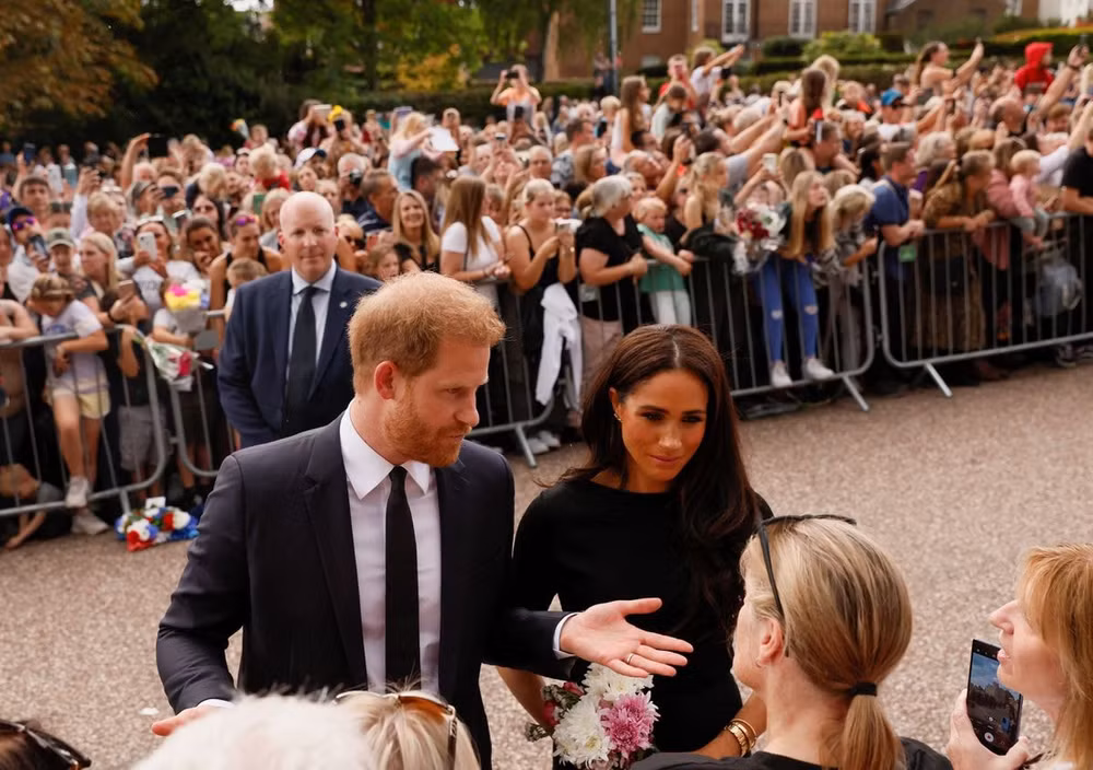hoang tu harry bay to long kinh trong doi voi nu hoang elizabeth hinh 1