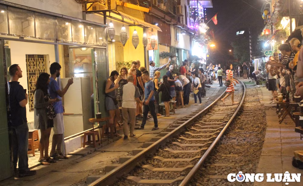 ha noi can xu ly dut diem tinh trang ban hang chup anh tren duong sat hinh 1