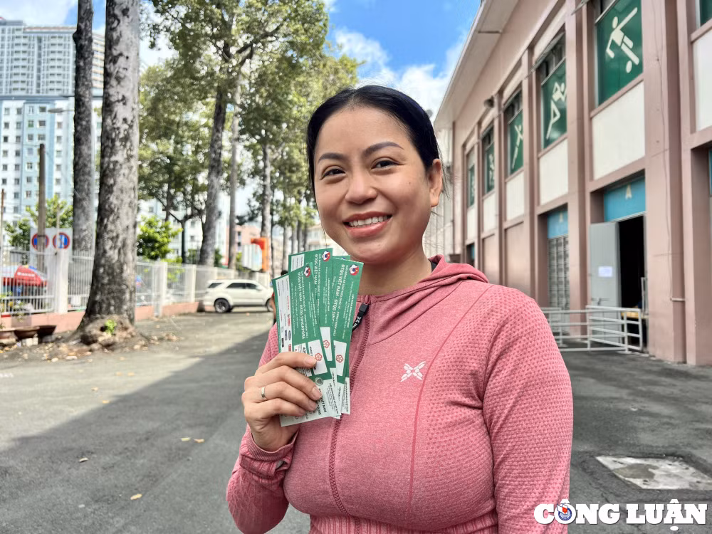 ban ve xem doi tuyen viet nam dau singapore vang nguoi mua khong con canh chen lan hinh 11