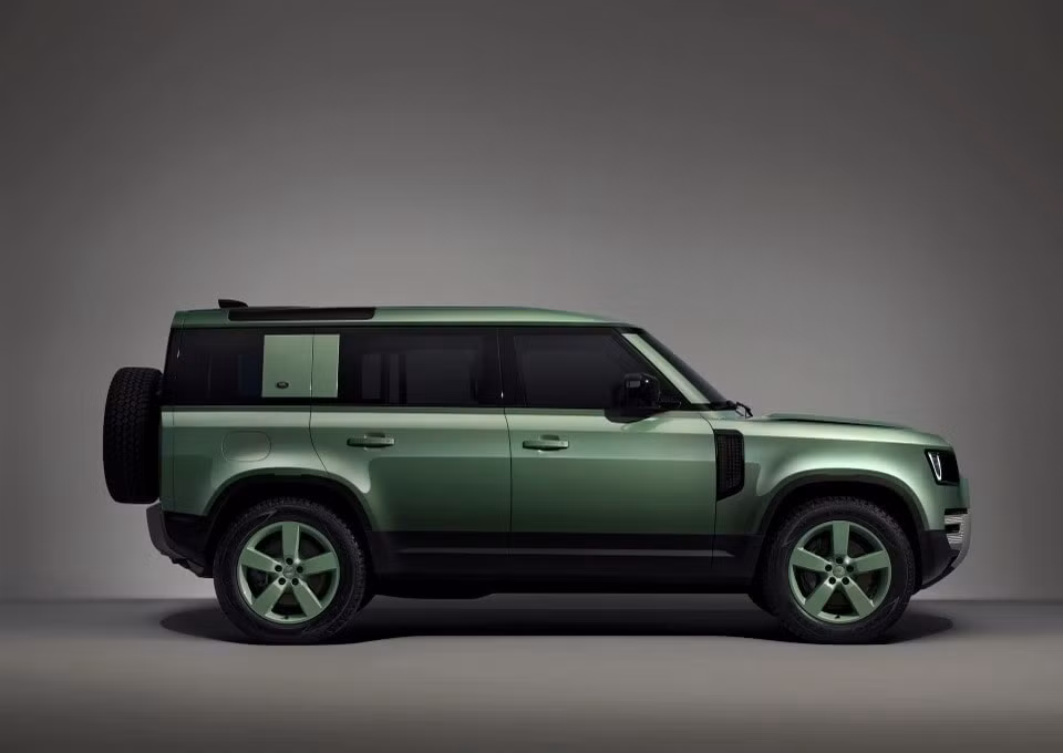 ngam mau xe land rover defender ban dac biet duoc son mau xanh grasmere green hinh 2