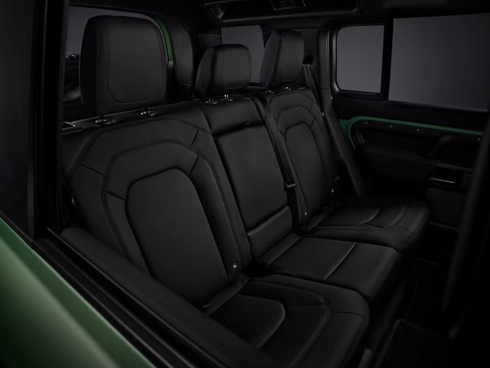 ngam mau xe land rover defender ban dac biet duoc son mau xanh grasmere green hinh 6