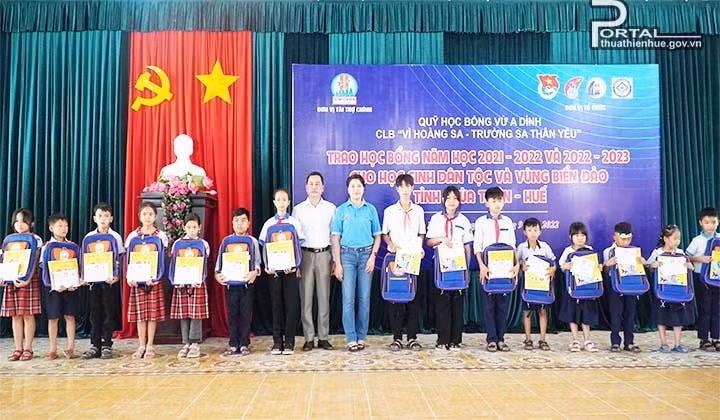trao 80 suat hoc bong cho hoc sinh dan toc thieu so thua thien hue hinh 1
