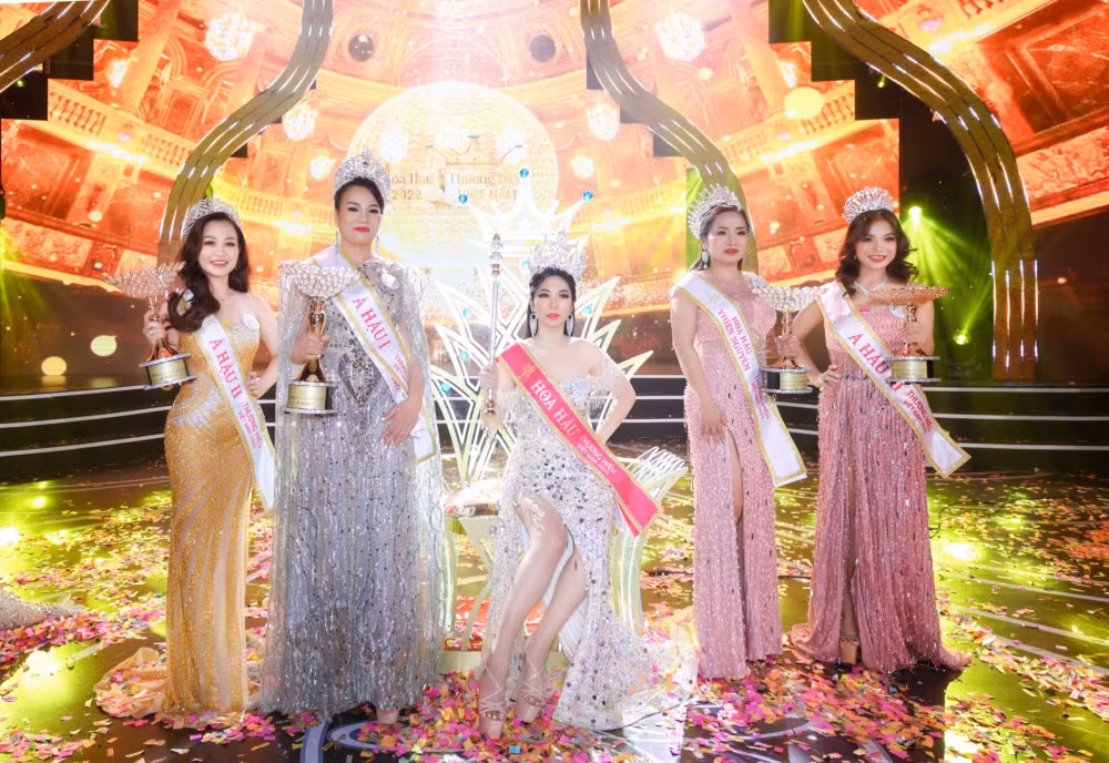nu doanh nhan ha noi khuong phuong anh dang quang hoa hau thuong hieu viet nam 2022 hinh 1