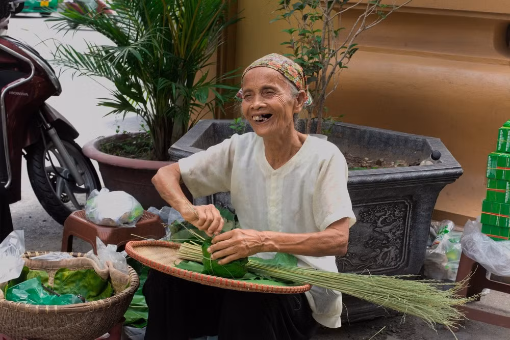 nhung nguoi ban hang nang long voi com ha noi hinh 1