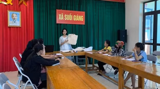 hanh trinh khoi phuc nghe tho cam suoi giang cua nu sinh me thiet ke thoi trang hinh 2