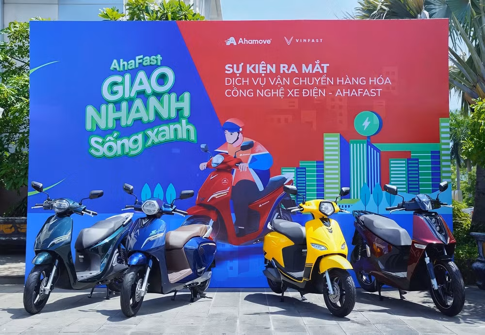 vinfast hop tac ahafast ra mat dich vu van chuyen hang hoa tren nen tang cong nghe bang xe may dien ahafast hinh 1