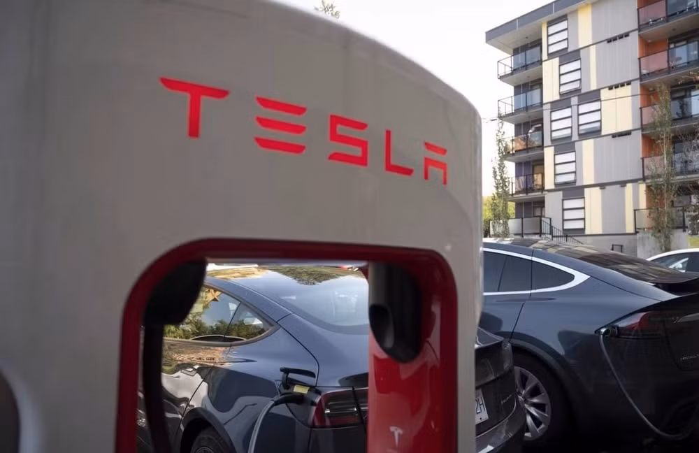 tesla bi kien vi lua doi nguoi tieu dung ve xe tu lai hinh 1