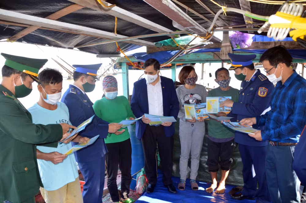canh sat bien dong hanh voi ngu dan tren cac vung bien dao hinh 2