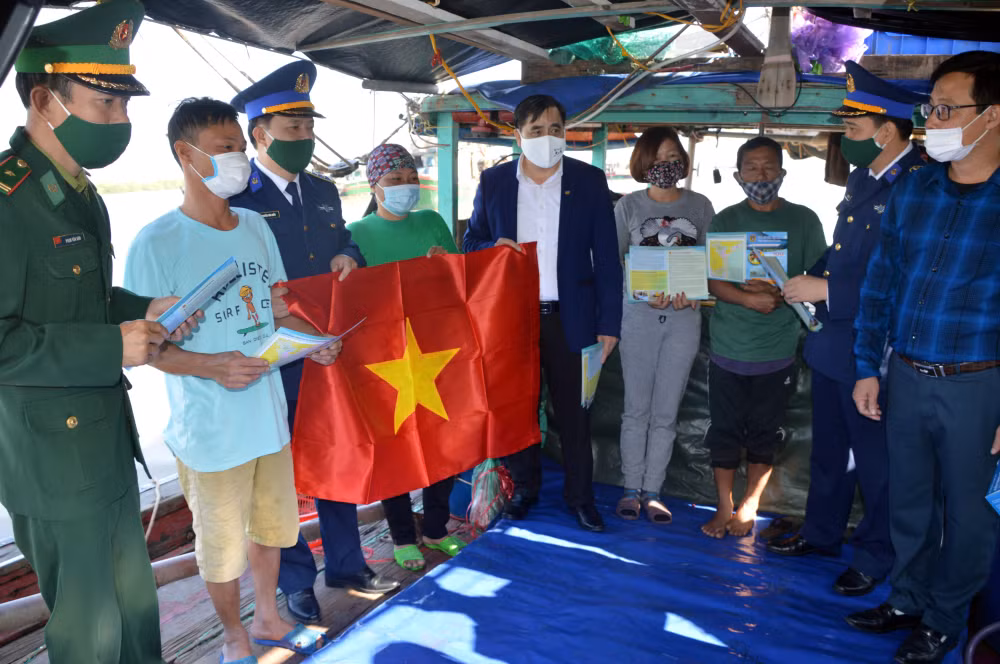 canh sat bien dong hanh voi ngu dan tren cac vung bien dao hinh 3