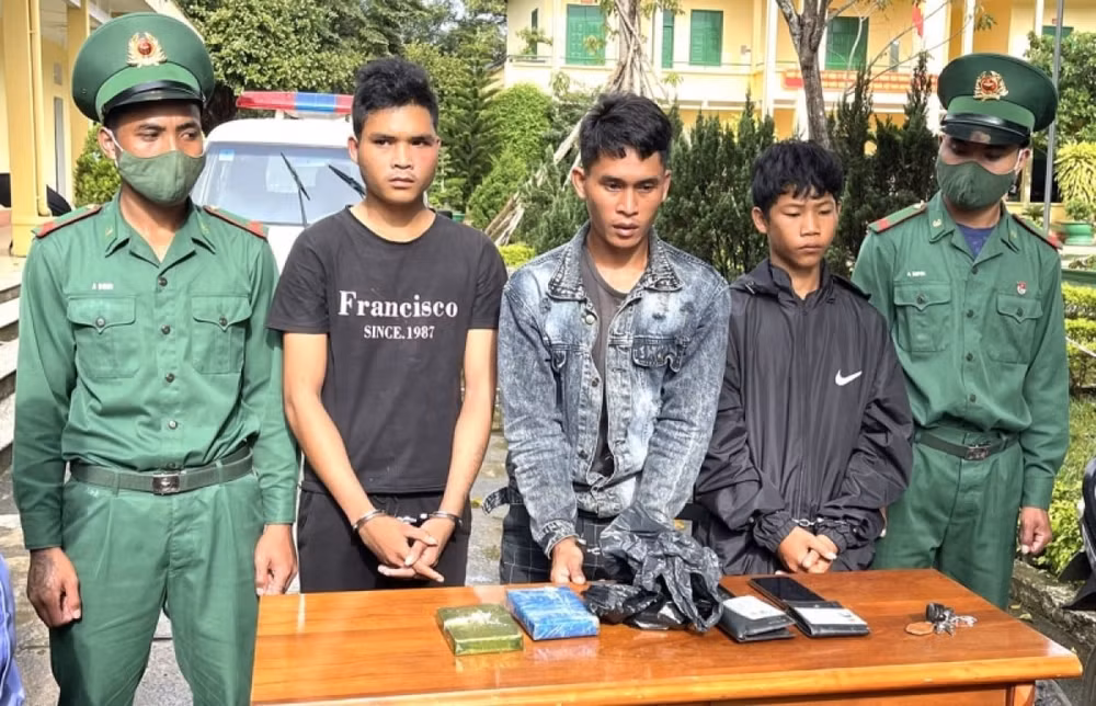 kon tum bat giu 3 doi tuong tang tru heroin trong nha nghi hinh 1