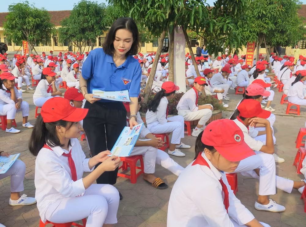nha truong phoi hop voi co quan bhxh tuyen truyen dam bao 100 hssv tham gia bhyt hinh 1