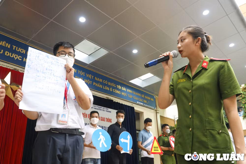ha noi hoc sinh hao hung tham gia buoi tuyen truyen ve an toan giao thong hinh 5
