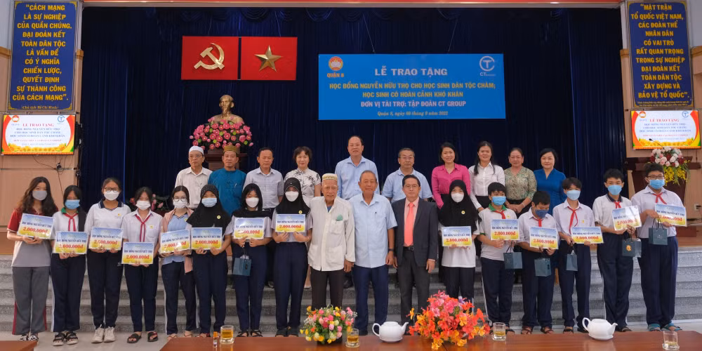 ct group tang hoc bong va qua trung thu cho tre em nguoi cham vuot kho hinh 1