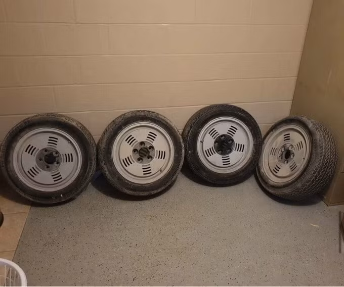 banh xe bmw m1 cu co gia gan bang chiec toyota corolla moi hinh 1