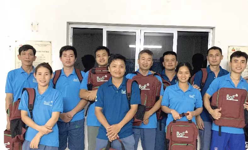 hon 300 phan qua duoc baf trao tang cac em hoc sinh trong chuong trinh cung em den truong hinh 1