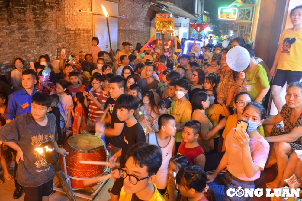 ha noi doc dao man mua lan thoi lua trong dem trung thu hinh 2