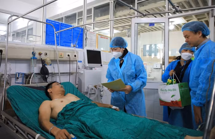 chu tich mat tran tp ha noi tham hoi ho tro nan nhan vu hoa hoan tai thanh oai hinh 2