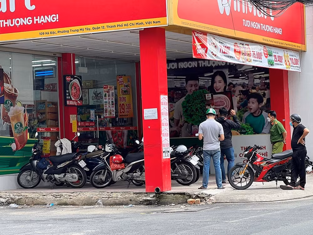 truy bat doi tuong dung sung cuop tien tai cua hang tien loi o tphcm hinh 1