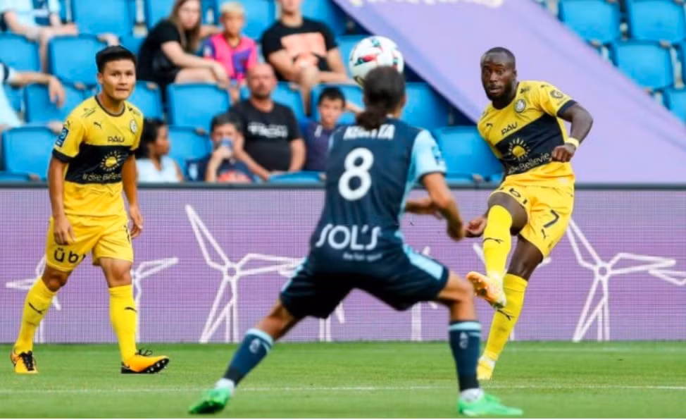 quang hai ra san trong tran pau fc thang 1 0 truoc valenciennes hinh 3