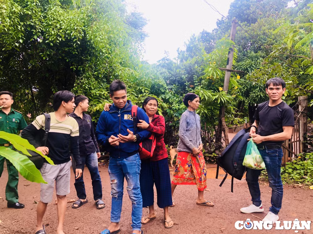 gia lai vo can nuoc mat ngong chong bi sa bay viec nhe luong cao noi xu nguoi hinh 4
